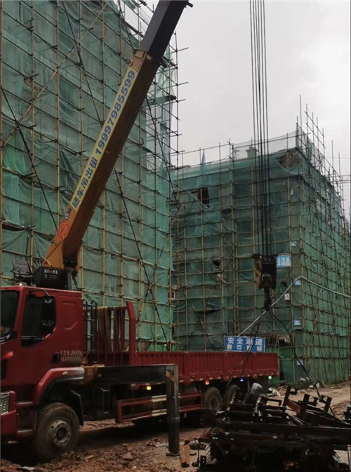 中站区“慢工细活”—— 吊车的 “微动控制” 技术